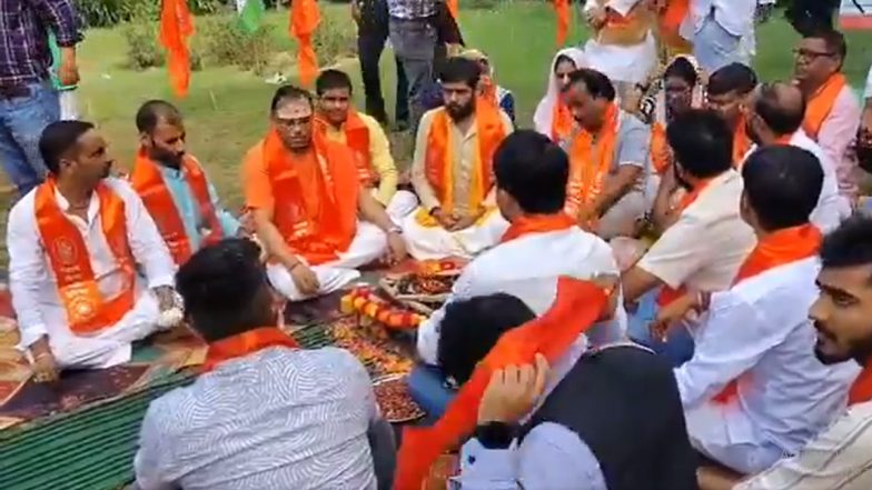 India Pakistan Cricket: सोशल मीडिया पर लोग कर रहे है इंडिया पाकिस्तान क्रिकेट मैच का बायकॉट... तो वही लखनऊ में विश्व हिंदू रक्षा परिषद के कार्यकर्ताओं ने किया भारत की जीत के लिए हवन; देखें VIDEO