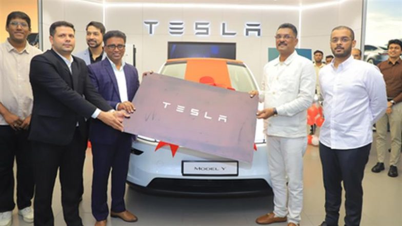 भारत में टेस्ला कार की पहली डिलीवरी, महाराष्ट्र के परिवहन मंत्री प्रताप सरनाईक ने मॉडल 'वाई' खरीदा