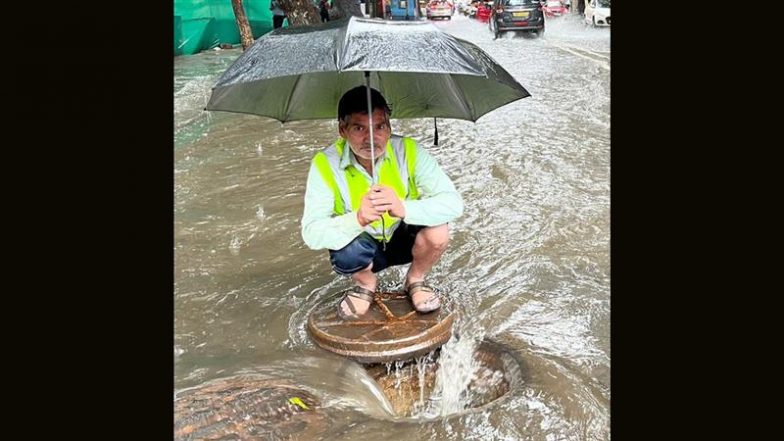 Mumbai Rain Update: जान जोखिम में डालकर मुंबईकरों की सुरक्षा करता दिखा BMC कर्मचारी, लोगों ने जज्बे को किया सलाम; VIDEO वायरल