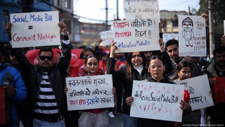 फेसबुक और यूट्यूब पर बैन लगा रहा नेपाल, टिकटॉक कैसे बचा