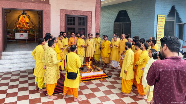 डिजिटल युग में बदलता भक्ति और आस्था का रूप