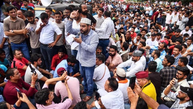 'पेपर लीक' के खिलाफ सड़कों पर उत्तराखंड के युवा