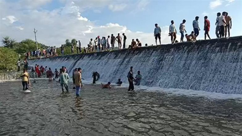 Rajasthan: पिकनिक स्पॉट बना रायपुर बांध, ओवरफ्लो देखने उमड़ी भीड़, सुरक्षा इंतजाम नदारद