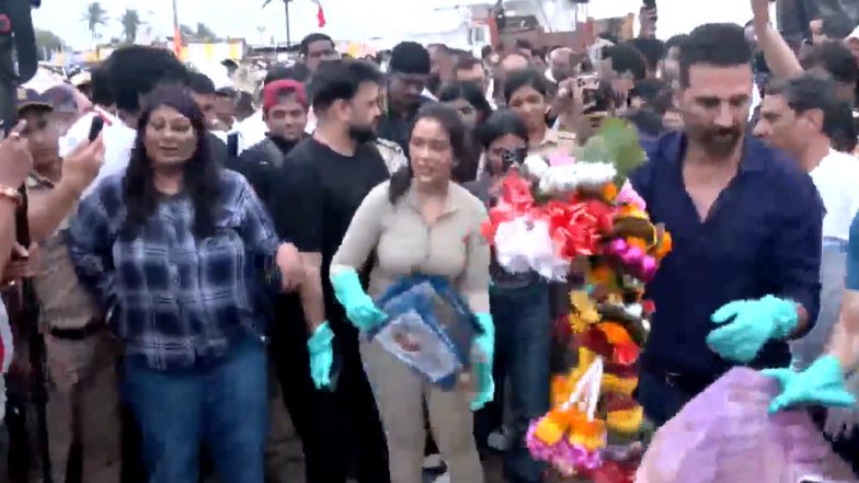 Ganpati Immersion: मुंबई में गणपति बप्पा की विदाई, सीएम देवेंद्र फडणवीस की पत्नी अमृता-अक्षय कुमार ने विसर्जन के बाद जुहू बीच की सफाई में लिया भाग; VIDEO