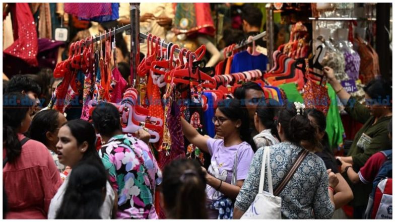 Navratri 2025: देशभर में 22 सितंबर से मचेगी नवरात्रि की धूम, पर्व से पहले मुंबई में पारंपरिक परिधानों-आभूषणों की खरीदारी जोरों पर