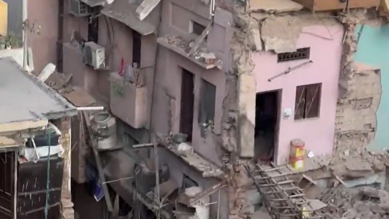 Delhi Building Collapse: दिल्ली में 4 मंजिला इमारत ढही, पास की बिल्डिंग में फंसे 14 लोगों को राहत बचाव टीम ने किया रेस्क्यू; VIDEO