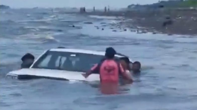 VIDEO: मुंबई से सटे Vasai के कलंब बीच पर टूरिस्ट को ले जा रही कार समुद्र में फंसी, लोगों की मदद से बची पर्यटकों की जान
