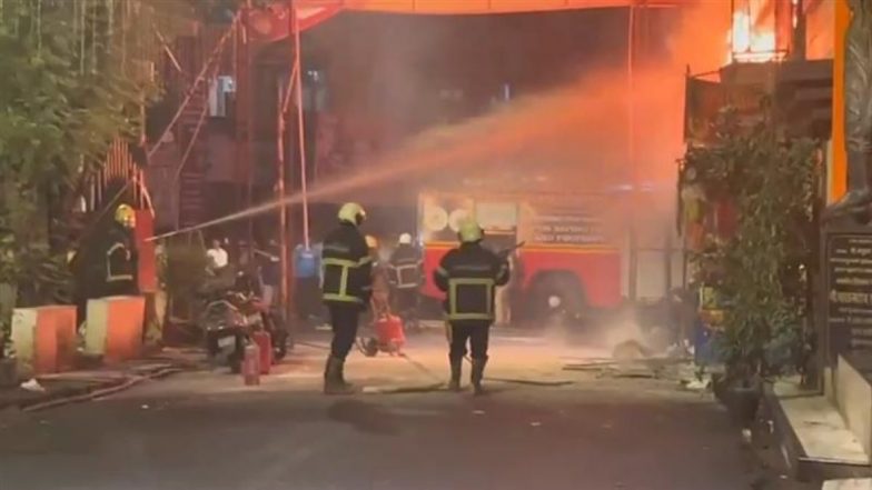 Mumbai: मालाड में पटाखों की दुकान में लगी आग, हादसे में कोई हताहत नहीं; VIDEO