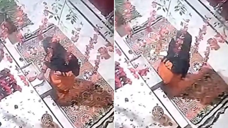 VIDEO: भगवान को तो बख्श देते! बागपत के 200 साल पुराने मंदिर में महिला ने की चोरी, CCTV में कैद हुई पूरी वारदात