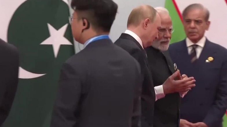 VIDEO: पुतले की तरह खड़े रहे पाकिस्तानी प्रधानमंत्री, Shehbaz Sharif की तरफ देखा तक नहीं; अपने दोस्त Putin के साथ बातों में लगे रहे PM Modi