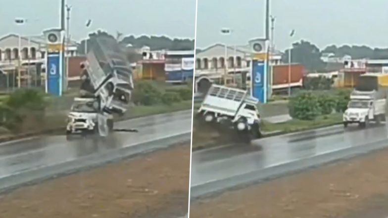 Pune-Solapur NH Accident: पुणे-सोलापुर NH पर भीषण सड़क हादसा, नियंत्रण खोने से टेंपो खिलौने की तरह पिकअप वैन पर पलटा; VIDEO