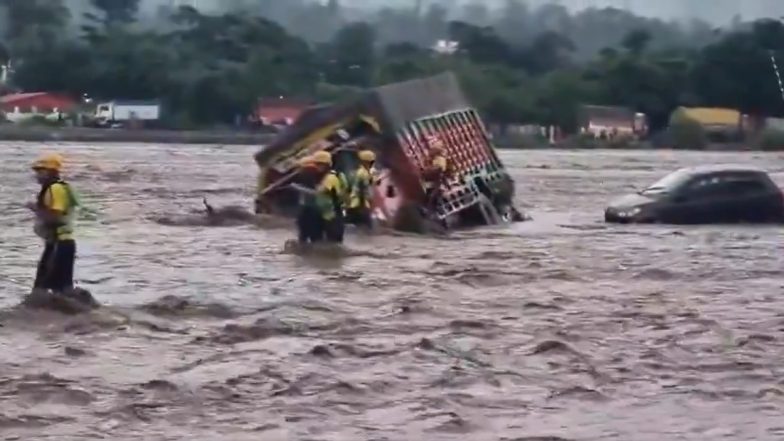 VIDEO: उत्तराखंड में भारी बारिश-बाढ़ से चंद्रभागा नदी उफान पर, SDRF ने पानी में फंसे तीन लोगों को कड़ी मशक्कत के बीच किया रेस्क्यू