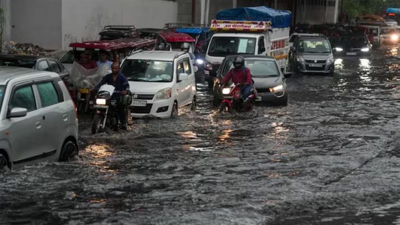 दिल्ली में बाढ़ का खतरा, मूसलाधार बारिश से सड़कें बनी दरिया, 7,500 लोग बेघर, 340 से ज्यादा फ्लाइट्स लेट