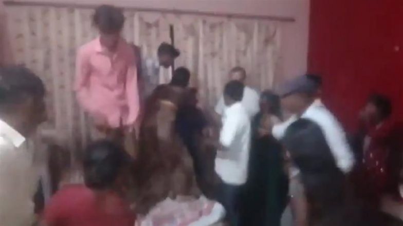समोसे न लाने पर पत्नी ने घरवालों को बुलाकर पति को जमकर पीटा, सोशल मीडिया पर वायरल हुआ Video