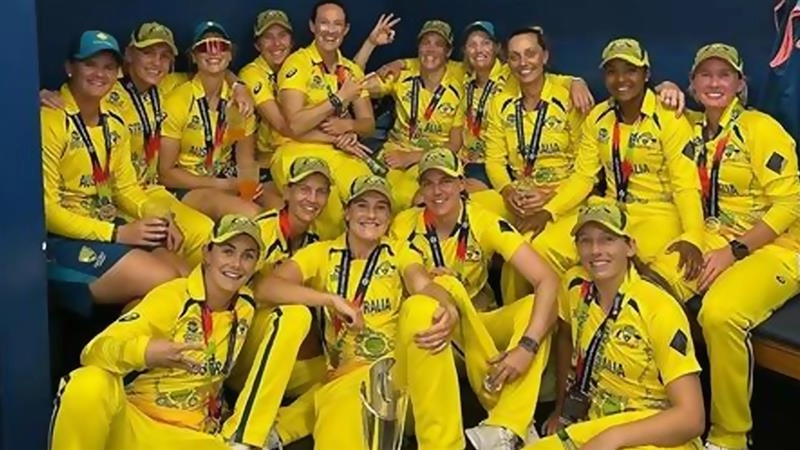 लक्ष्य का पीछा करने उतरी पाकिस्तान की टीम का आगाज भी निराशाजनक रहा और महज 32 रन के स्कोर पर आधी टीम पवेलियन लौट गई