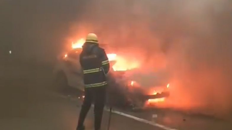 Mumbai Coastal Road Car Fire Video: मुंबई कोस्टल रोड के टनल से गुजर रही कार में लगी आग, धुं-धुंकर जली; देखें वीडियो