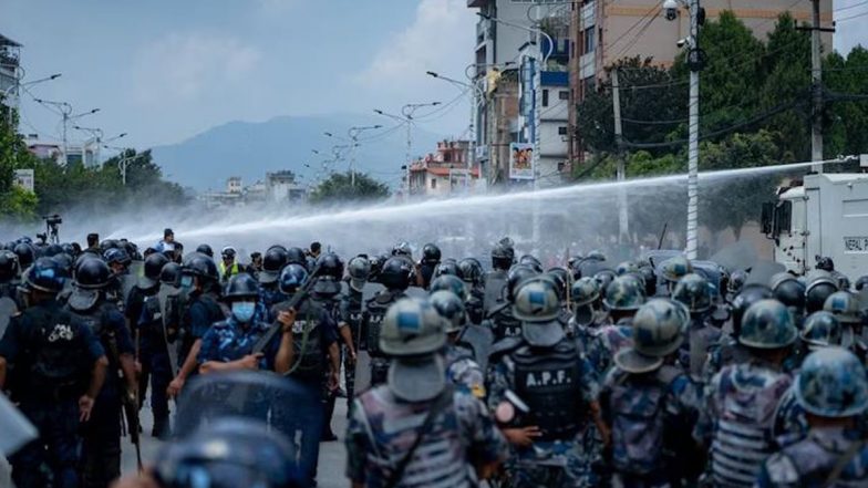 नेपाल में अब नेतृत्व की लड़ाई, अंतरिम नेता के चयन को लेकर आर्मी हेडक्वार्ट के बाहर भिड़े प्रदर्शनकारी
