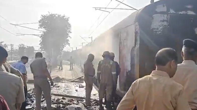 VIDEO: बड़ा हादसा टला, दिल्ली से पूर्णिया जा रही स्पेशल ट्रेन के पार्सल कोच में लगी आग, गाजियाबाद में रोककर बुझाई गई