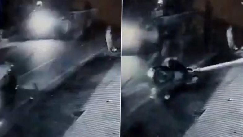 स्कूटी सवार युवक पर गिरा इलेक्ट्रिक पोल, मौके पर ही चली गई जान; CCTV में कैद हुआ भयावह हादसा