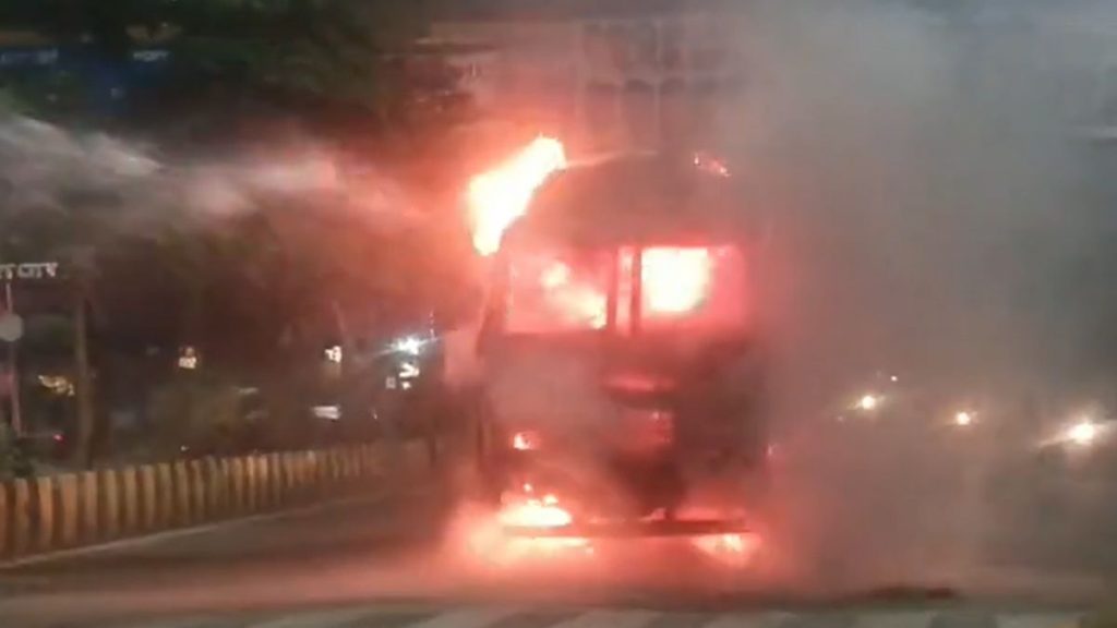 इंदौर में बड़ा हादसा, तेज रफ्तार ट्रक ने एक दर्जन से अधिक लोगों को कुचला, 2 की मौत