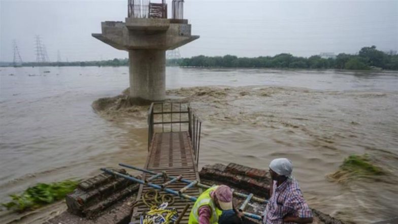 दिल्ली वालों पर भारी पड़ेगा मंगलवार, यमुना में बाढ़ का खतरा, लोगों से सुरक्षित स्थानों पर जाने की अपील