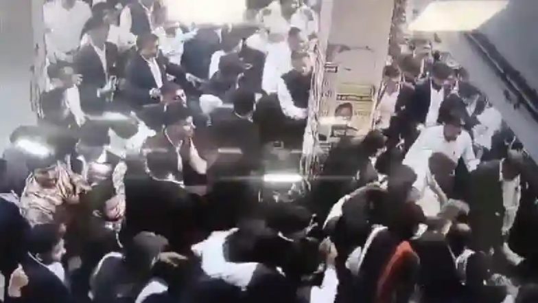 VIDEO: वाराणसी के कोर्ट परिसर में वकीलों ने दारोगा को दौड़ा-दौड़ाकर पीटा, बवाल का वीडियो वायरल