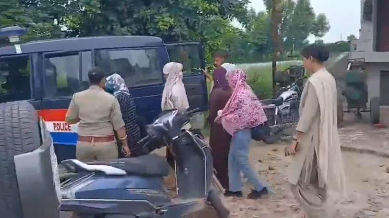 हाथरस OYO कांड VIDEO: होटल में आपत्तिजनक हालत में पकड़े गए 12 लड़के और 8 लड़कियां, जानें अय्याशी के अड्डे पर&nbsp;कैसे&nbsp;पड़ी&nbsp;रेड