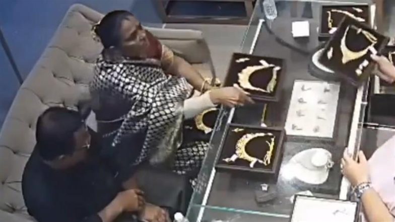 Thieves Caught On Camera: बुलंदशहर में दंपत्ति ने ज्वेलरी शॉप से चुराए 6 लाख के सोने के गहने, चोरी कैमरे में कैद