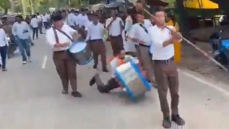Sudden Death in Sitapur: यूपी के सीतापुर में मार्च में ढोल बजा रहे RSS कार्यकर्ता की अचानक गिरकर मौत, वीडियो वायरल