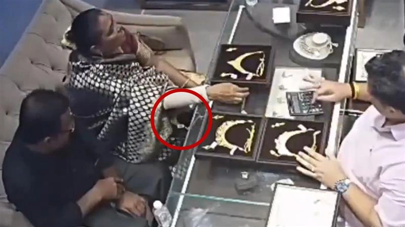 बुलंदशहर में पकड़ा गया 'चोर दंपति', ज्वेलरी शोरूम से 6 लाख का हार उड़ाया