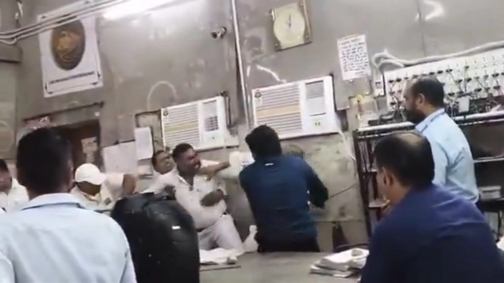 मुरादाबाद रेलवे स्टेशन पर दो गार्डों के बीच मारपीट. वीडियो आया सामने.