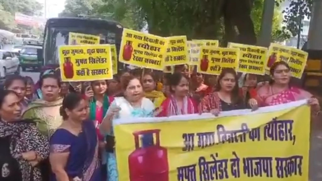 महिलाएं दिल्ली की सीएम रेखा गुप्ता के आवास के बाहर फ्री सिलेंडर की मांग को लेकर पहुंची.