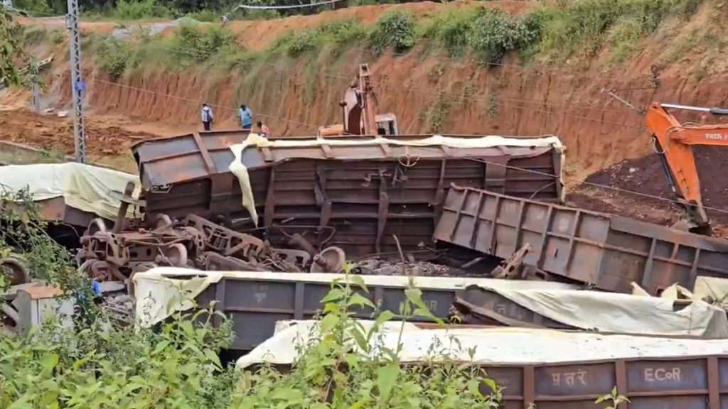 झारखंड के सिमडेगा में मालगाड़ी के 10 डिब्बे पटरी से उतरे.