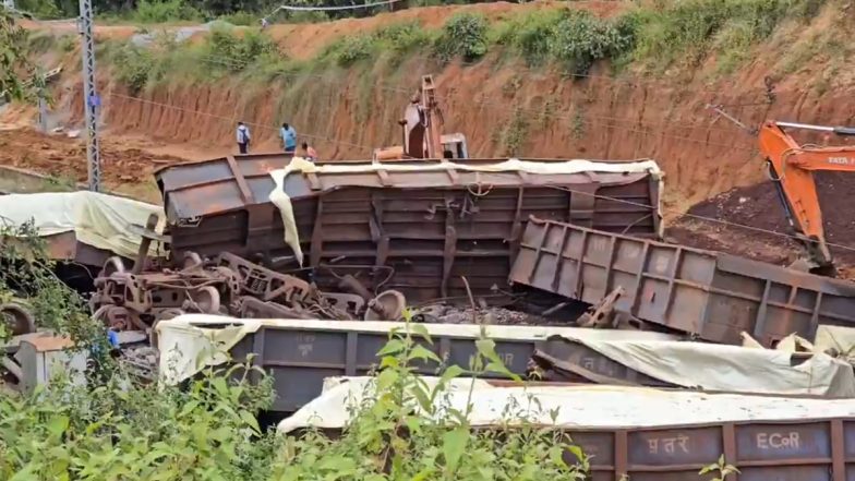 Jharkhand Train Accident: सिमडेगा में मालगाड़ी का हुआ एक्सीडेंट, 10 डिब्बे पटरी से उतरे, रेलवे यातायात हुआ प्रभावित: VIDEO