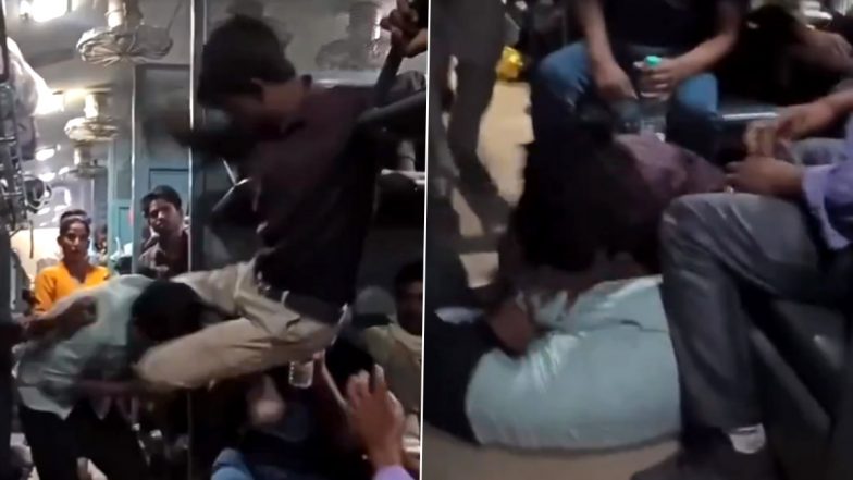 Fight For Seat: ट्रेन में सीट के लिए मारामारी, यात्रियों की खींचतान का वीडियो इंटरनेट पर वायरल