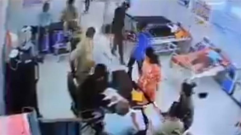 Shamli Shocker: शामली जिला अस्पताल में दिनदहाड़े मरीजों पर हमला, आरोपियों ने लाठी-डंडों से किया लहूलुहान; आरोपी गिरफ्तार (Watch Video)