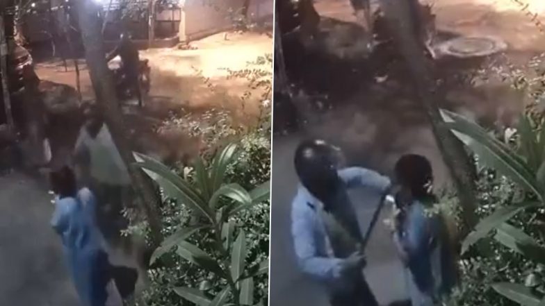 Bengaluru: धारदार हथियार दिखाकर महिला से की चेन स्नैचिंग, विरोध करने पर काट दी 2 उंगलियां, बेंगलुरु में हेलमेट पहने आरोपियों ने मचाई दहशत; VIDEO