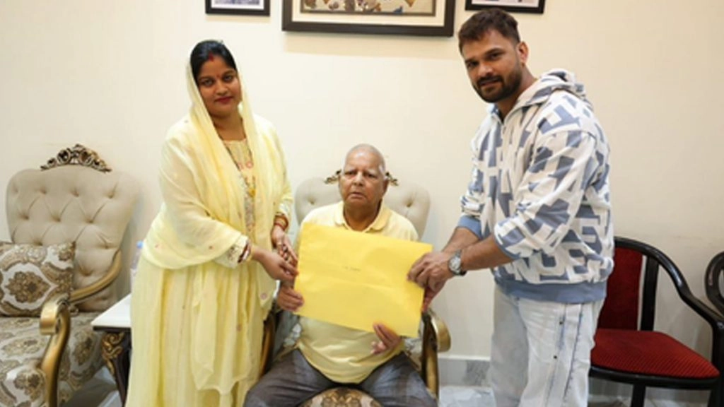 Bihar Election 2025: लालू यादव के हाथों सिंबल मिलने पर खेसारी लाल खुश, छपरा से करेंगे नामांकन