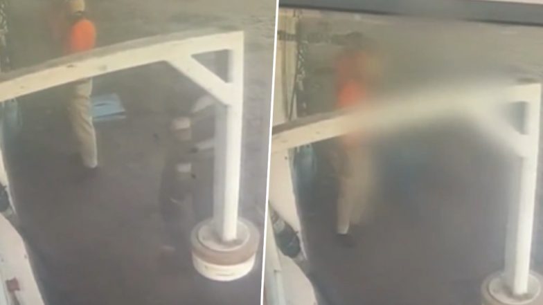 Sudden Death in Indore: पेट्रोल पंप पर गिरा शख्स, हार्ट अटैक से हुई मौत, इंदौर का VIDEO आया सामने