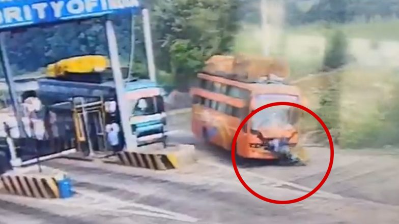 Kushinagar Accident: टोल टैक्स प्लाजा पर तेज रफ़्तार बस हुई अनियंत्रित, बाइक को मारी टक्कर, चाचा भतीजे की हुई दर्दनाक मौत, कुशीनगर का VIDEO आया सामने
