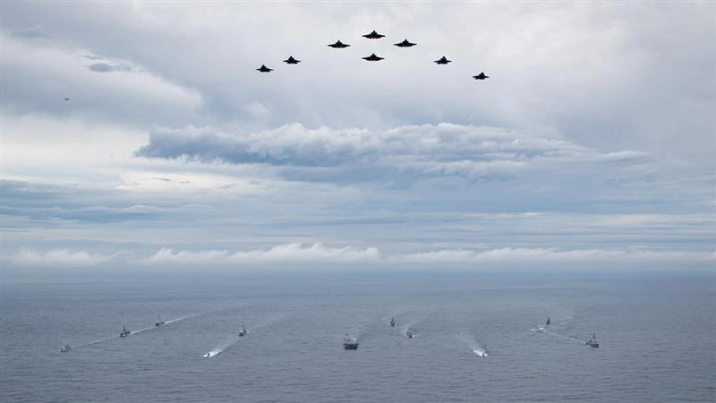 दक्षिण चीन सागर में अमेरिकी फाइटर जेट और नेवी हेलिकॉप्टर क्रैश