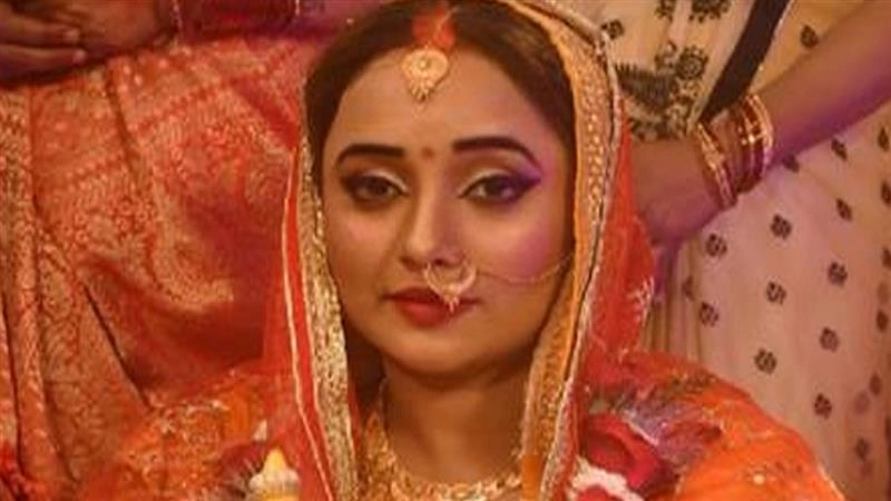 सोलह श्रृंगार कर रानी चटर्जी ने सुहागिनों को दी करवाचौथ की शुभकामनाएं