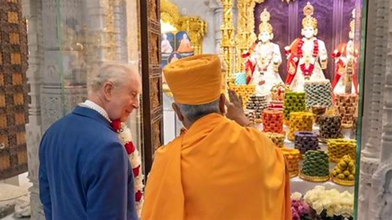 ब्रिटेन के महाराजा चार्ल्स तृतीय और महारानी कैमिला ने 'नीसडन मंदिर' के नाम से विश्वविख्यात बीएपीएस स्वामिनारायण मंदिर, लंदन का दौरा किया
