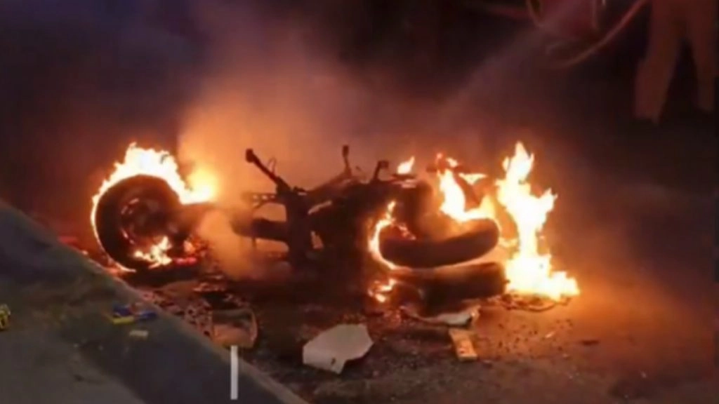 बिलासपुर में  पटाखें फोड़ते हुए रॉकेट स्कूटी में जा गिरा. स्कूटी में लगी आग.