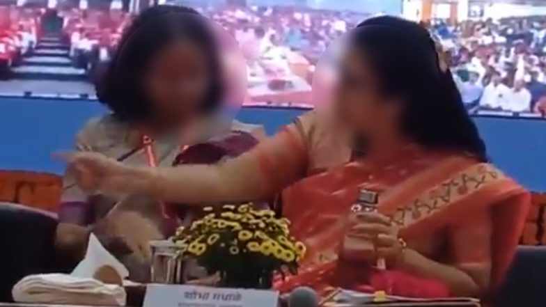 Nagpur: नागपुर के सरकारी प्रोग्राम में मंच पर ही भिड़ी दो महिला अधिकारी, एक ने दूसरी को कोहनी से दिया धक्का, केंद्रीय मंत्री गडकरी भी रहे मौजूद, VIDEO आया सामने