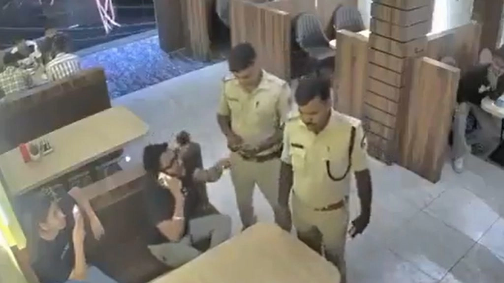 कटिहार में पुलिस अधिकारी ने रेस्टोरेंट में बैठे भाई बहन के साथ की बदसलूकी.