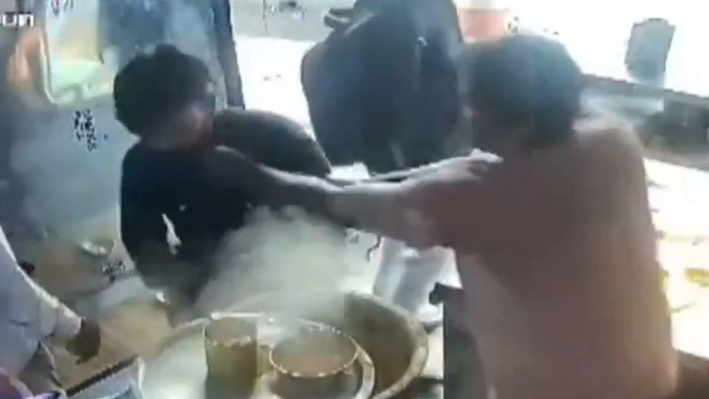 कल्याण में एक गुंडे ने की होटल मालिक के साथ मारपीट.