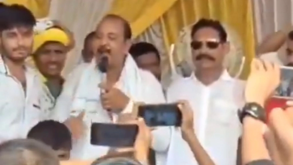 बिहार के चुनाव में प्रचार के दौरान जेडीयू के उम्मीदवार अनंत सिंह का मंच टूटा.