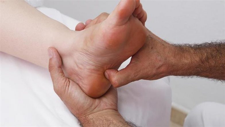 Home Remedies for Foot Pain: लंबे समय तक खड़े रहने या बैठने से सूज जाते हैं पैर? अपनाएं ये प्राकृतिक तरीके, मिलेगा तुरंत आराम