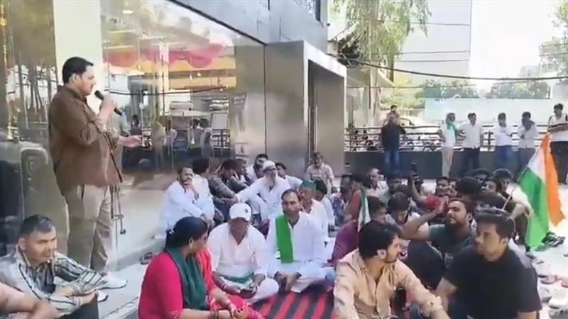 मेरठ: नेक्सा शोरूम ने किसान के साथ की धोखाधड़ी